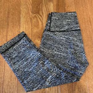 Lulemon / Sz 4 / Cropped legging / Like new condition.